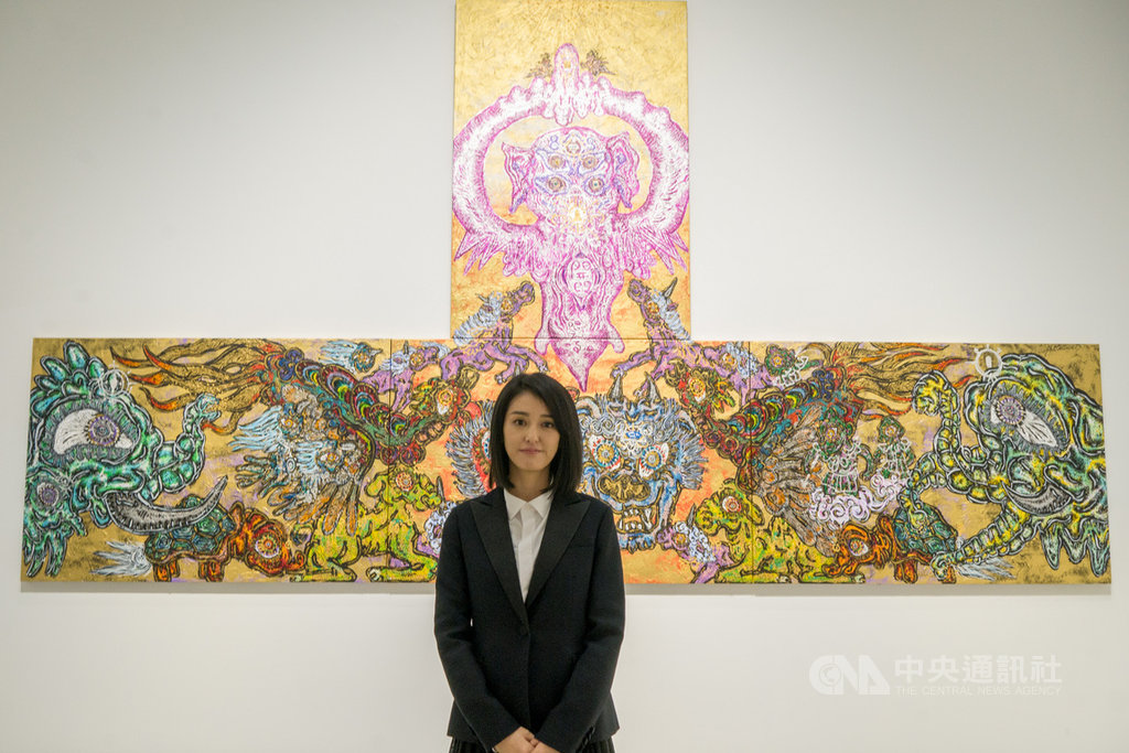 日本藝術家小松美羽(圖)在台北的畫廊舉行個展,展出作品包括她這次來台期間繪製的新作「神祈」(Prayer),是由4塊畫布所組成的大型作品。中央社記者洪健倫攝 108年12月9日