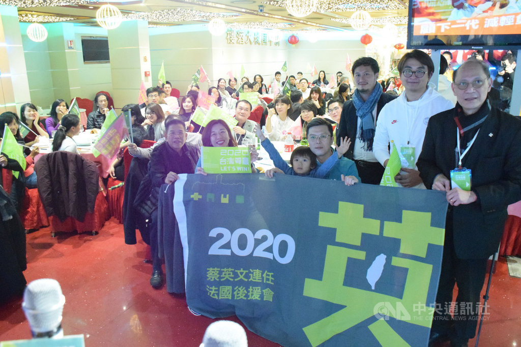 「2020蔡英文總統連任法國後援會」8日於巴黎成立,民進黨國際事務部主任林靜儀(前排左2)和副主任陳治維(前排中)專程前來。僑務委員施龍(右)等旅法僑胞鼎力支持。(後援會提供)中央社記者曾婷瑄巴黎傳真 108年12月9日