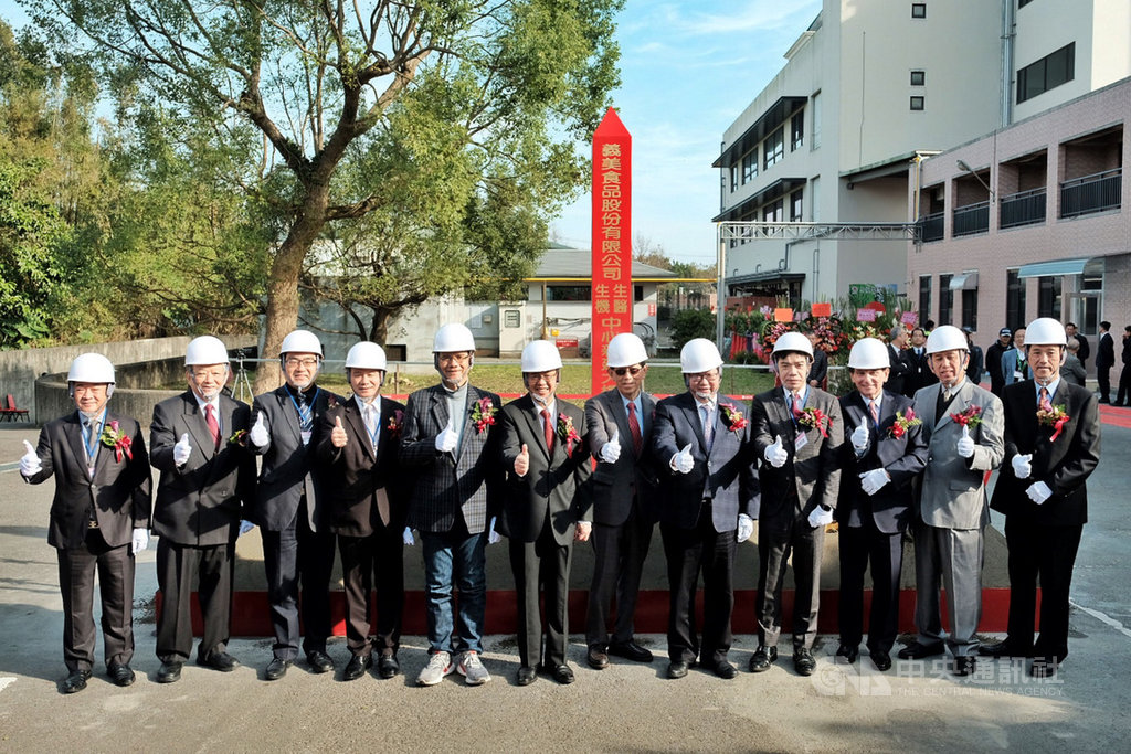 副總統陳建仁(左6)9日上午出席義美生機生醫中心大樓興建工程開工動土典禮,陳副總統致詞表示,義美公司不但是食品業的模範生,更以「食醫同源」的概念投入新領域,期許未來能成為台灣食品業的台積電。中央社記者吳睿騏桃園攝 108年12月9日