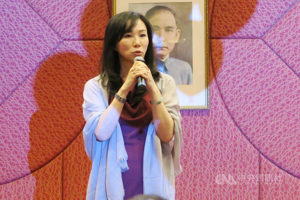國民黨總統參選人韓國瑜妻子李佳芬8日出席紐約僑宴時說,國民黨健全存在關係到中華民國存亡,有投票權的僑胞都應踴躍返台投票。中央社記者尹俊傑紐約攝 108年12月9日