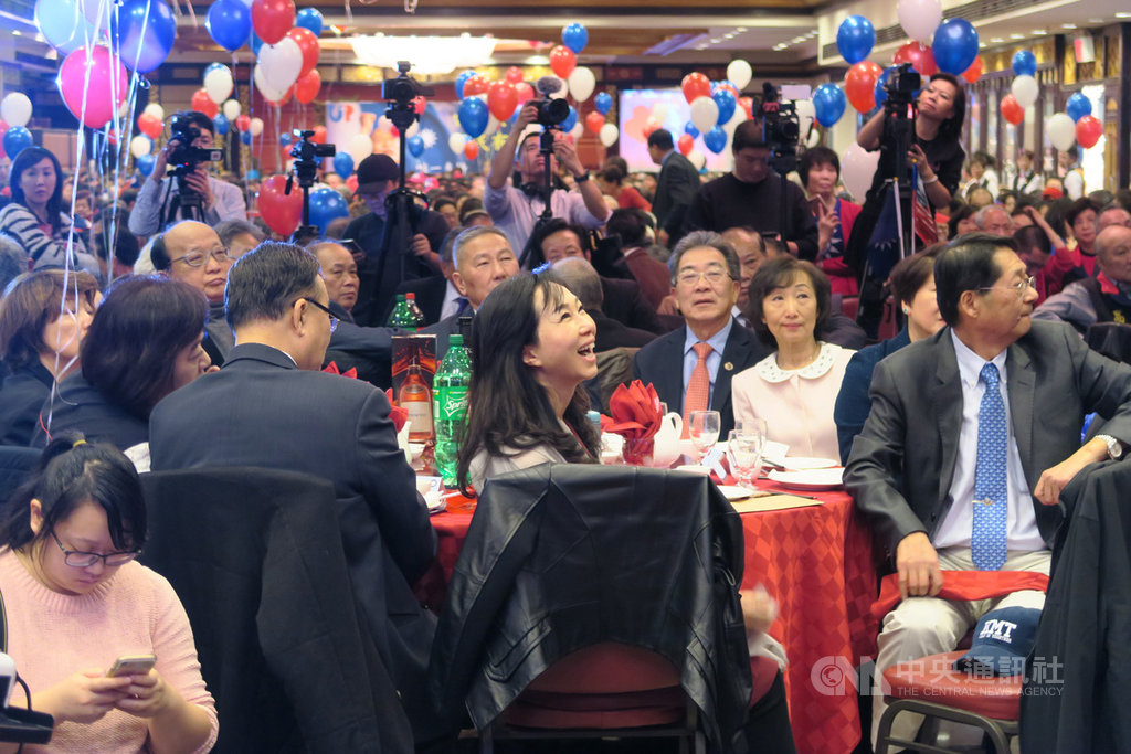 國民黨總統參選人韓國瑜妻子李佳芬(前中)8日訪問紐約,在曼哈頓華埠金豐大酒樓出席僑宴。現場席開108桌,估計逾1000人出席。中央社記者尹俊傑紐約攝 108年12月9日