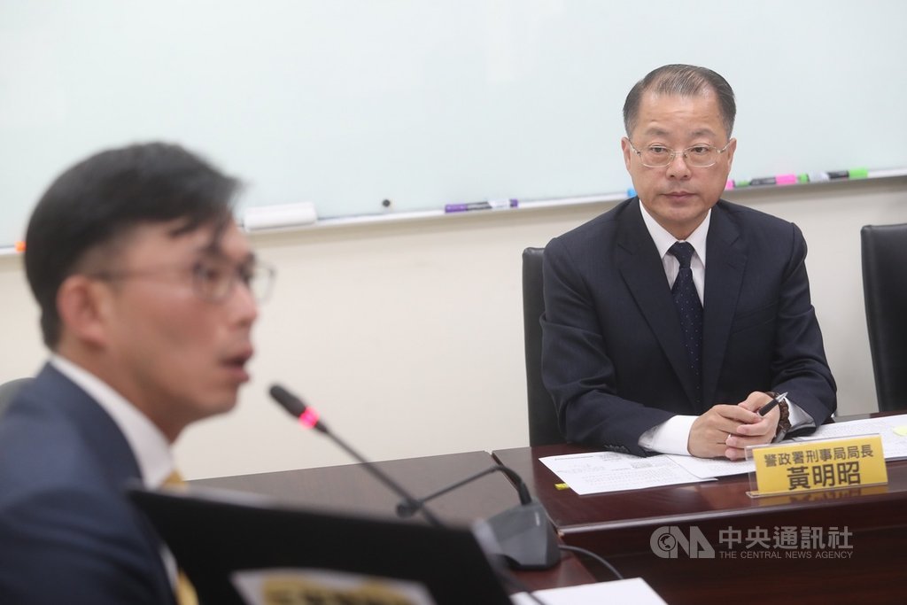 時代力量立委黃國昌(左)9日上午舉行「貪污通緝犯趴趴走 反貪腐淪為笑話」記者會,刑事局長黃明昭(右)等人出席。中央社記者吳家昇攝 108年12月9日