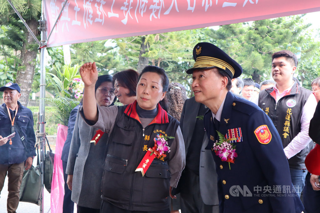 花蓮縣警察局9日舉行警勤科技大樓暨綜合大樓新建工程動土典禮,花蓮縣長徐榛蔚(前左)、花蓮縣警察局長林樹徽(前右)等人出席儀式。中央社記者李先鳳攝 108年12月9日