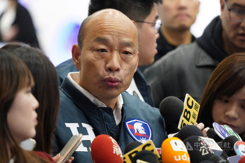 國民黨總統參選人韓國瑜(中)9日下午受訪表示,他是國民黨推出的參選人,已請假跑選舉行程,總統蔡英文卻沒有請假,且絕大部分行程都是以拜票為主,公與私應該分開。中央社記者徐肇昌攝 108年12月9日