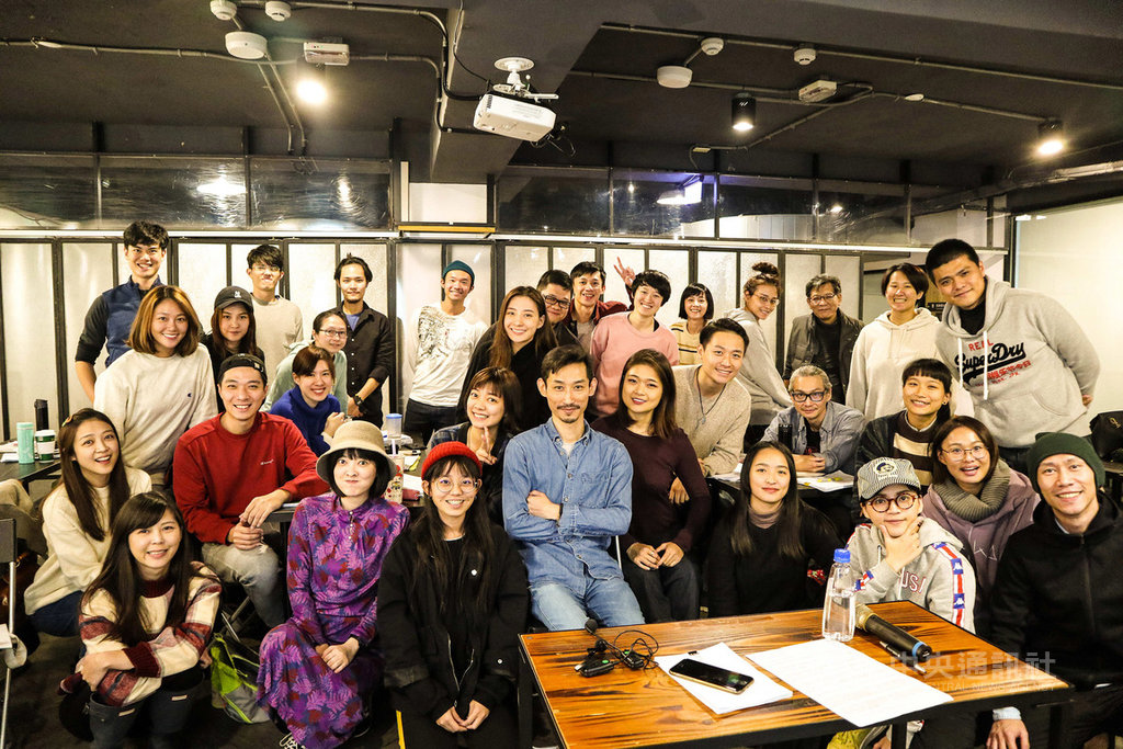 演員陳竹昇(前中藍衣者)應邀擔任公視台語台「2019台語說演工作坊」講師,談到以華語與台語演戲的差別,他說,「對我來講,講母語較自然,舌頭較袂咬來咬去」。(公視台語台提供)中央社記者陳秉弘傳真 108年12月9日