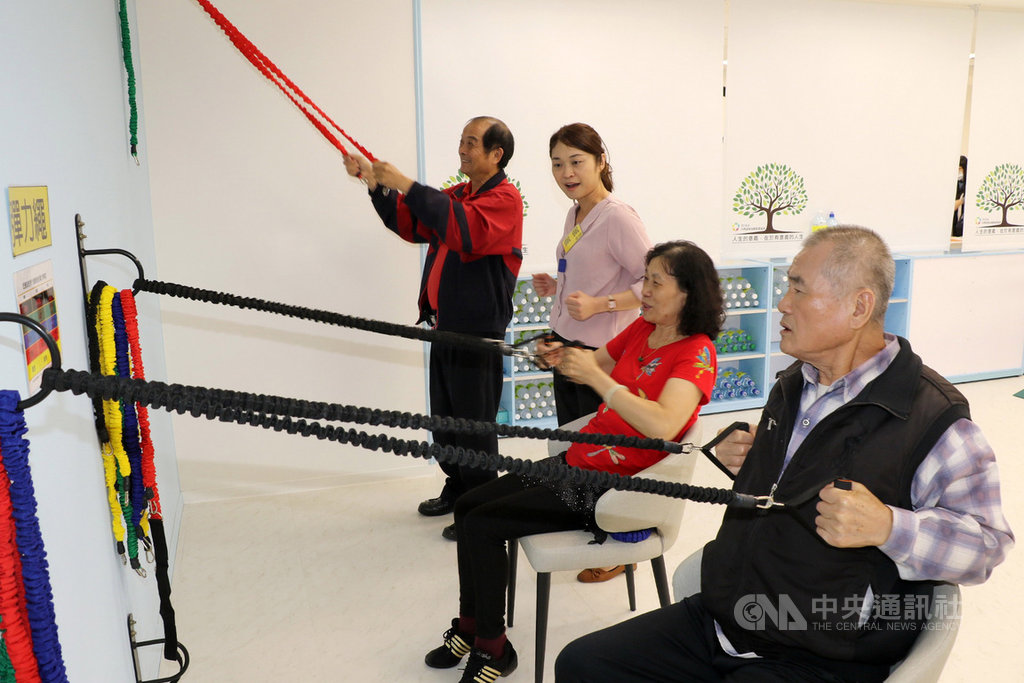 新北市社會局與台灣認知功能促進協會合作,建置「銀色知悠生蒙特梭利中心」,將蒙特梭利教育應用在失智長者的照顧模式上,維持失智長輩獨立個體,建立自信心。(新北市社會局提供)中央社記者黃旭昇新北市傳真 108年12月9日