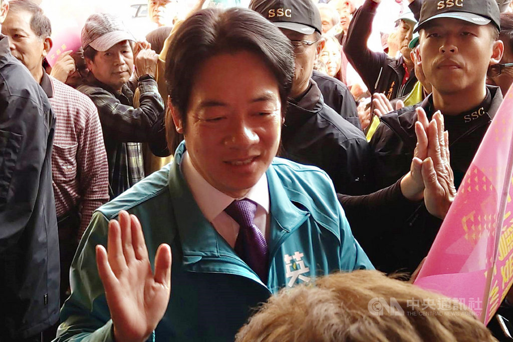 民進黨副總統參選人賴清德(前)9日下午到台南市新營區廟宇參香拜票,受到支持者歡迎。中央社記者楊思瑞攝 108年12月9日