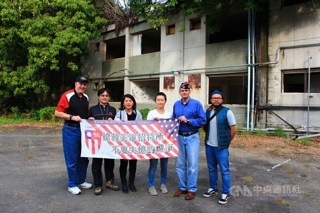 閒置多年的台中美軍招待所,將面臨拆除改建大樓的命運,公民團體9日與美國海外作戰退伍軍人協會9957分會等到訪招待所,希望建築能獲保留。中央社記者蘇木春攝 108年12月9日