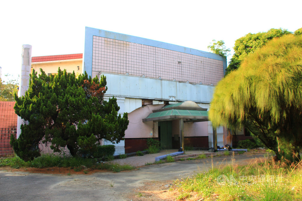 位於台中市西區美村路的台中美軍招待所(聯勤台中招待所)建於1962年,早期是美軍俱樂部,台中市政府規劃拆除興建非營利組織與志工大樓,有公民團體提報要求保留,但今年9月文化局以非美援時期建物,否定具備古蹟或歷史建築的文資價值。與中央社記者蘇木春攝 108年12月9日