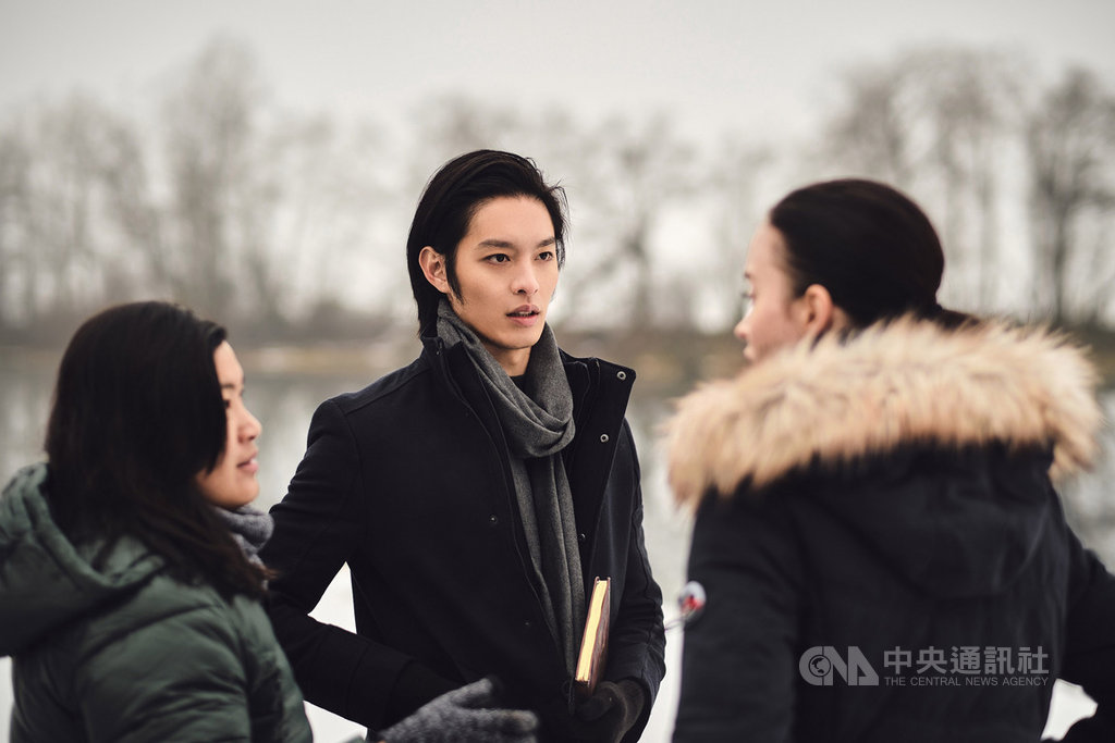 男星曹佑寧(中)赴奧地利拍攝新銳導演胡樂筠執導的驚悚電影「湖深之處」,飾演一名年輕作家,與劇組在低溫下進行拍攝。(華映娛樂提供)中央社記者洪健倫傳真 108年12月9日