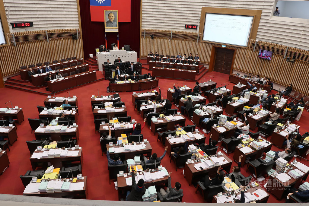 高雄市議會9日加班審查109年度總預算案,晚間9時20分審查通過,審定總預算歲入新台幣1401億3799萬7000元,公債及賒借收入104億1978萬2000元,歲出為1465億5777萬9000元,債務還本40億元。中央社記者王淑芬攝 108年12月9日