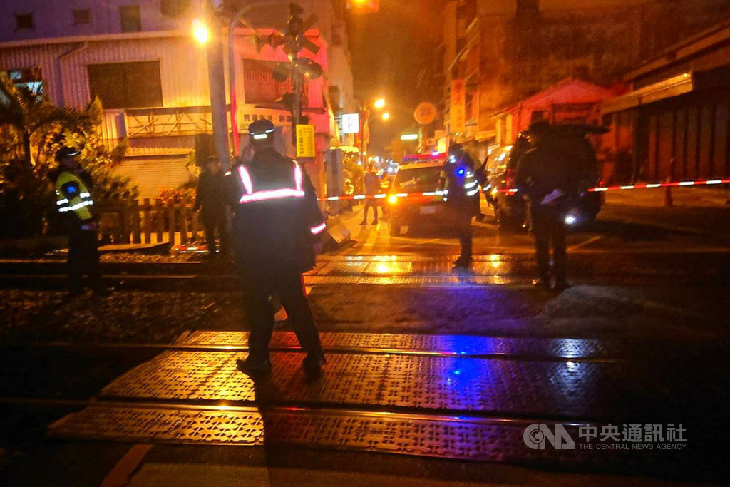 台鐵一列區間車9日晚間行經台南市東區榮譽街平交道附近時,撞上一名疑似臥軌女性,女子當場明顯死亡,警方獲報到場進行管制處理。(台鐵提供)中央社記者楊思瑞台南傳真 108年12月9日※珍惜生命,自殺不能解決問題,生命一定可以找到出路。若需諮商或相關協助可撥生命線專線「1995」或張老師服務專線「1980」。