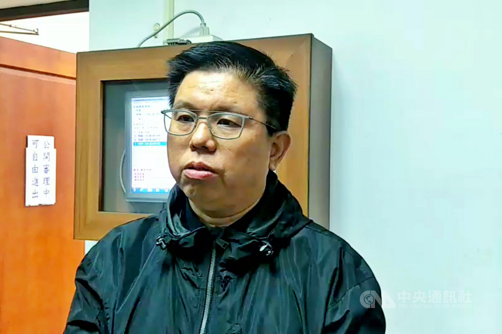 前桃園市議員張肇良涉與助理共謀虛報助理名額及薪資詐領補助款,桃園地方法院9日判決,張肇良共同犯使公務員登載不實罪共8罪,應合併執行有期徒刑2年10個月,得易科罰金。張肇良表示,在易科罰金後會重新打起精神,持續做好為民服務工作。中央社記者吳睿騏桃園攝 108年12月9日