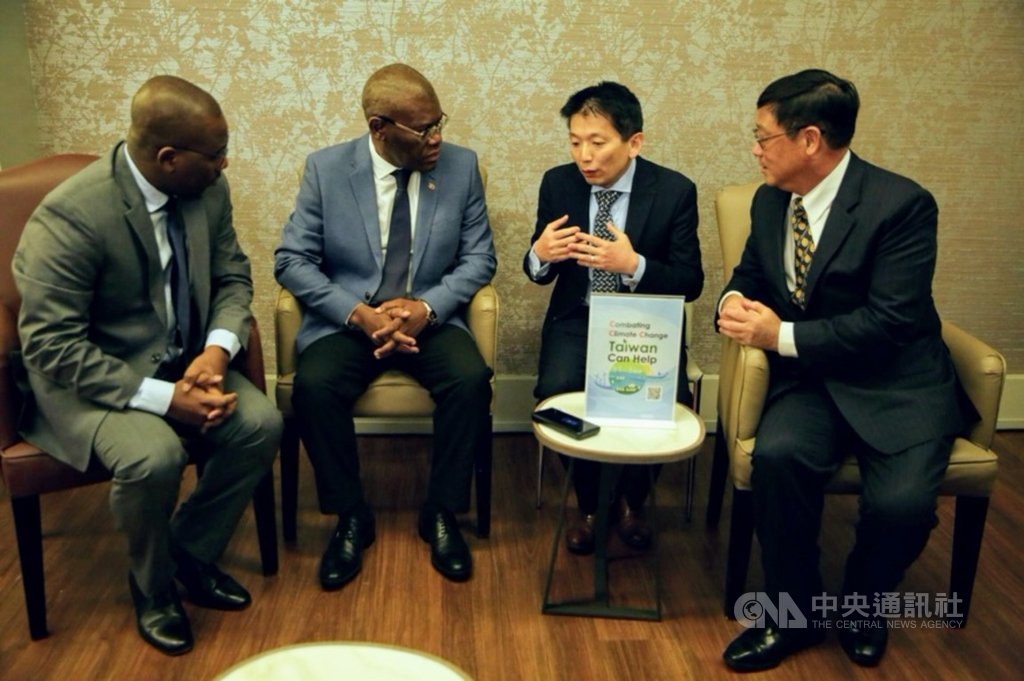 聯合國氣候會議台灣代表團團長環保署長張子敬(右1)與友邦海地的代表晤談。(外交部提供)中央社記者林育立柏林傳真 108年12月9日