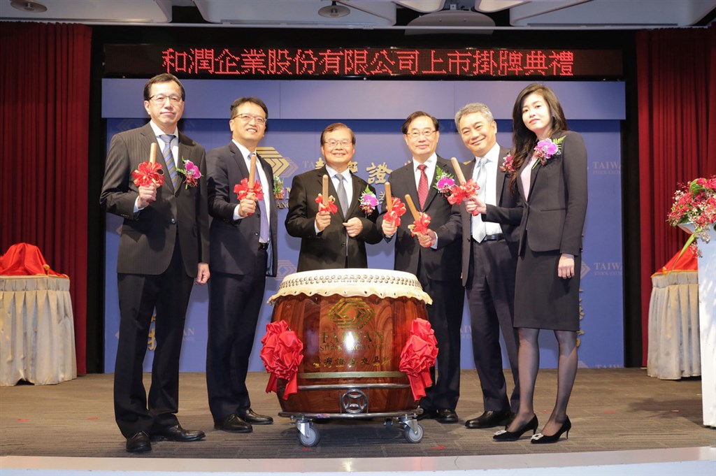 和泰汽車旗下和潤企業9日掛牌上市,在台灣證券交易所舉行上市掛牌典禮,以擊鼓方式揭開序幕。右4為和潤企業董事長田天明、右3為台灣證券交易所董事長許璋瑤。(和潤提供)中央社記者潘智義傳真 108年12月9日