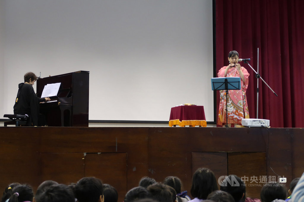 台中市協和國小9日舉辦「台日交流陶笛音樂會」,邀請日本陶笛演奏家河崎敦子(右)與鋼琴演奏家巨勢典子(左)到校演出。(協和國小提供)中央社記者蘇木春傳真 108年12月9日