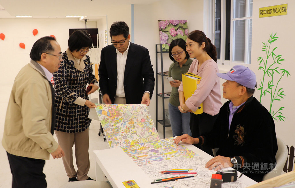 新北市社會局長張錦麗(左2)9日表示,「銀色知悠生蒙特梭利中心」位於新莊區樹新路新豐公共托老中心對面,將蒙特梭利教育應用在失智長者的照顧模式,將做為新北市公共托老中心或銀髮俱樂部的育成培力中心。(新北市社會局提供)中央社記者黃旭昇新北市傳真 108年12月9日