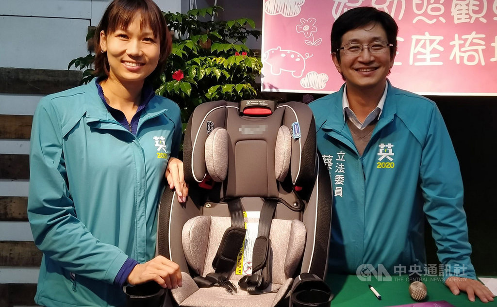 爭取連任的民進黨立委蔡適應(右)9日由基隆市議員陳宜(左)陪同舉行記者會,現場公布婦幼政見,提出憑媽媽手冊購買汽車安全座椅,由政府補助1/3至1/2金額,另補助營業車駕駛添購安全座椅,加強兒童的乘車安全。中央社記者王朝鈺攝 108年12月9日