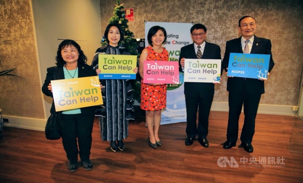 民進黨立法委員陳曼麗、余宛如、葉宜津、環保署署長張子敬、駐西班牙代表劉德立(從左至右)一起舉對抗氣候變遷「台灣可以幫助」(Taiwan Can Help)的廣告標語。(外交部提供)中央社記者林育立柏林傳真 108年12月9日