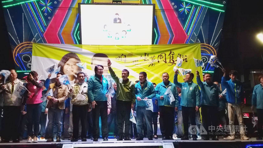 民進黨立委參選人余天(左6)8日晚間邀請藝人在三重舉辦音樂晚會,與民眾同樂,基隆市長林右昌(左5)也出席力挺,余天籲鄉親支持他能順利連任。(余天競辦提供)中央社記者王鴻國傳真 108年12月9日