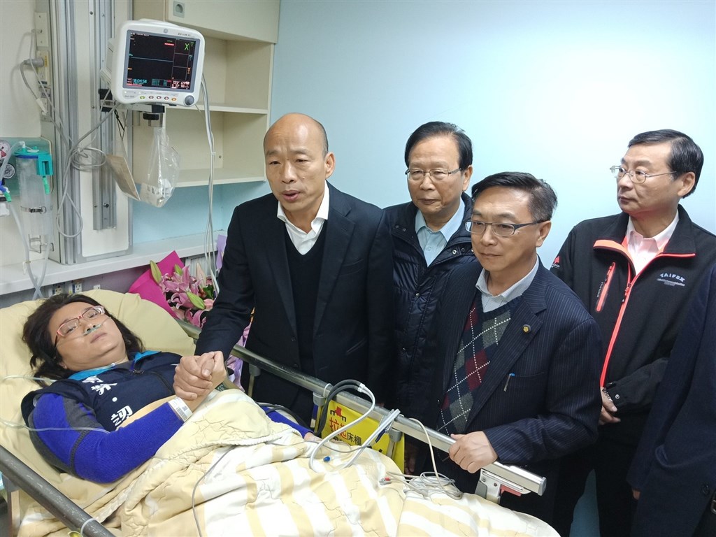 國民黨立委陳玉珍(左)日前赴外交部抗議時手遭門夾受傷,後送台大醫院急診。針對外界質疑她濫用醫療資源,陳玉珍9日落淚表示,急症病床是台大醫院安排的,並非本人願意。(圖取自facebook.com/kmtcaucus)
