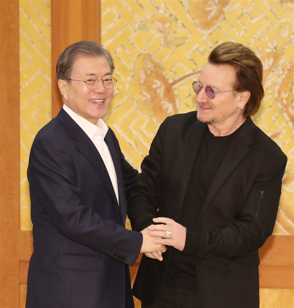 南韓總統文在寅(左)9日在青瓦台接見愛爾蘭搖滾樂團U2的主唱、社會運動倡議者波諾(右)。(韓聯社提供)