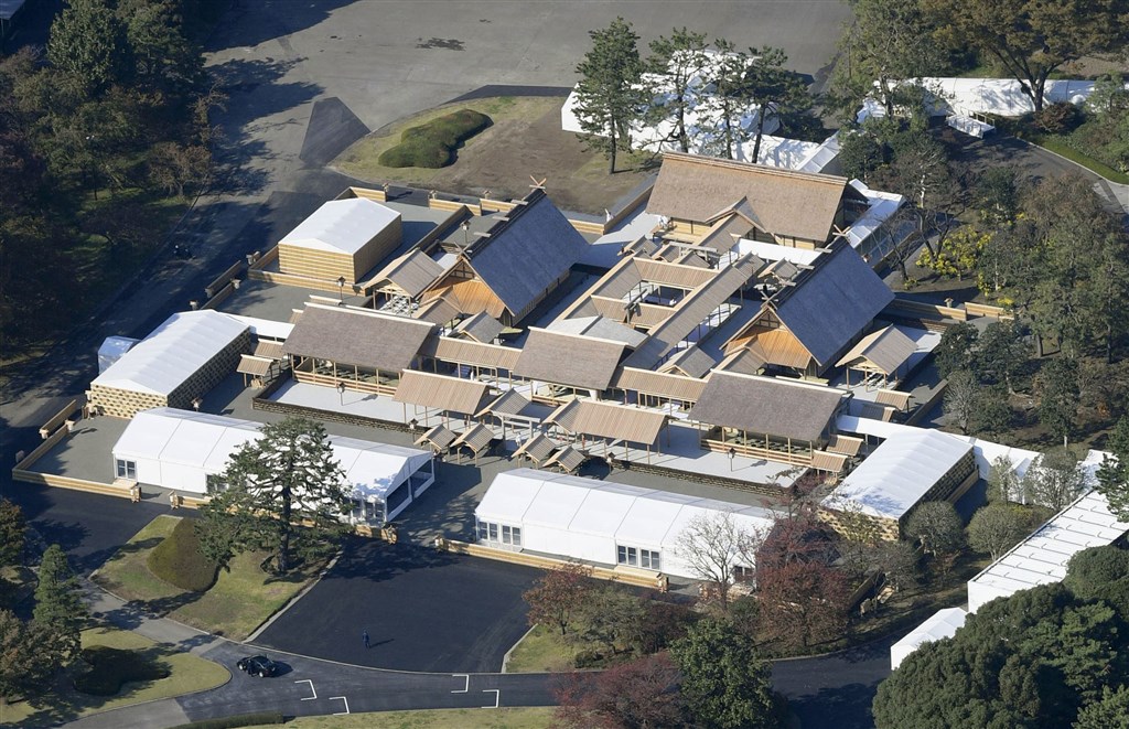 大嘗宮位於皇居(皇宮)東御苑,在東西89.7公尺、南北88.15公尺土地上有大小約30棟、左右對稱的建築物。(共同社提供)