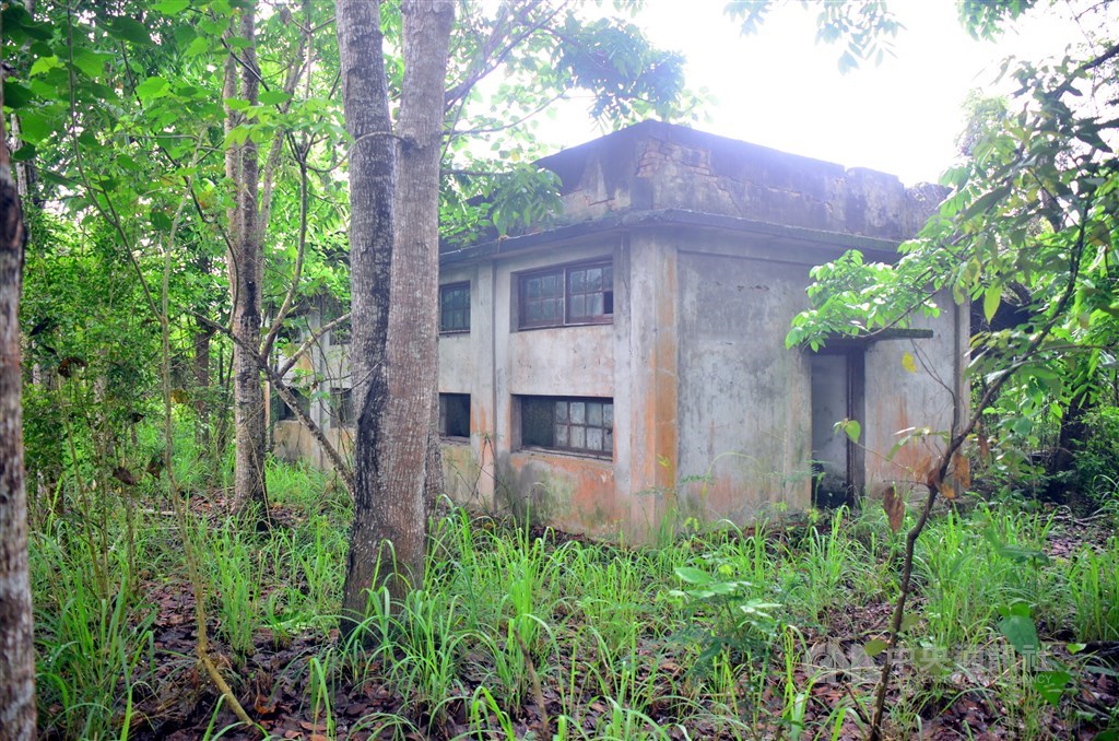 民國59年台東泰源軍監發生6名犯人搶槍逃逸事件,當時只有在報紙以不到400字刊出,當年建築物如今只剩下警衛亭和距離搶槍地點不到50公尺、被稱為鬼屋的警務連房舍。(中央社檔案照片)