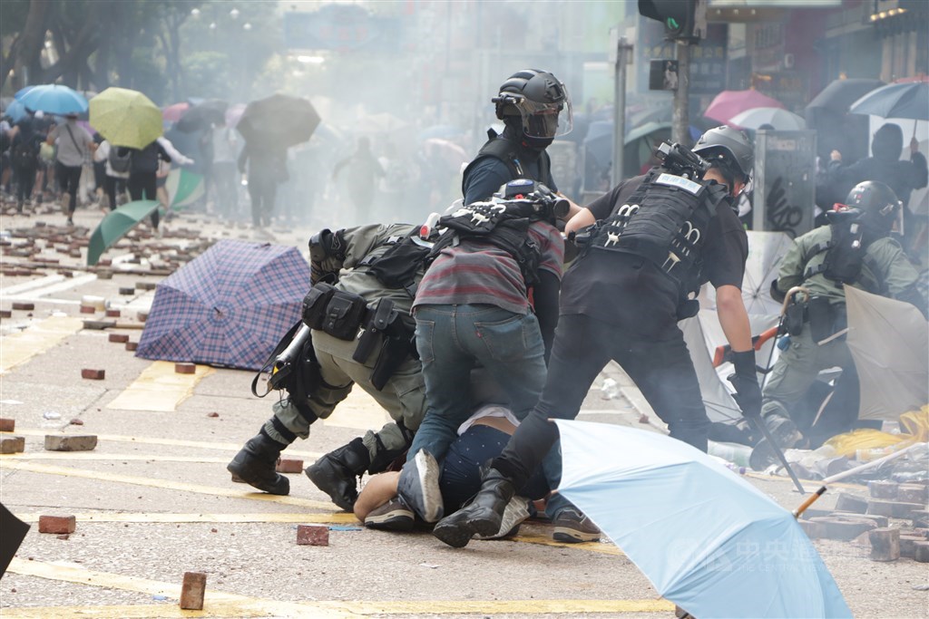 紐約時報報導,自反送中抗議開始以來,因為不信任香港司法,已有多達200名年輕抗議者逃來台灣。圖為11月香港理工大學外港警抓捕示威者。(中央社檔案照片)