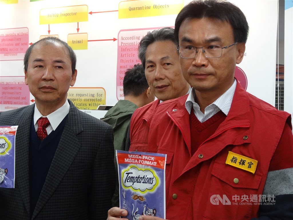 電商銷售境外動物檢疫物最高罰新台幣15萬元,預計13日實施,農委會主委陳吉仲(前右)9日並呼籲民眾,春節接近,勿購買香腸等肉品入境。中央社記者楊淑閔攝 108年12月9日