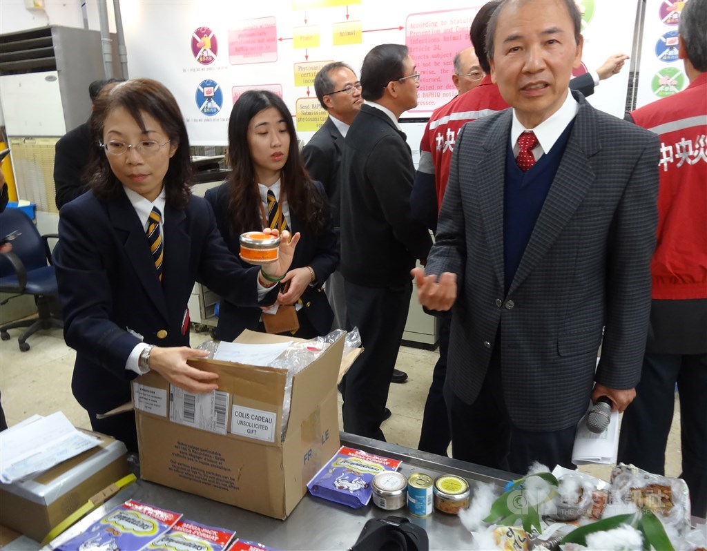 非洲豬瘟中央災害應變中心指揮官陳吉仲9日前往中華郵政公司,視察國際郵包檢查流程,現場有攔檢民眾違規郵寄入境的犬貓食品、鵝肝醬及植物苗株等。中央社記者楊淑閔攝 108年12月9日