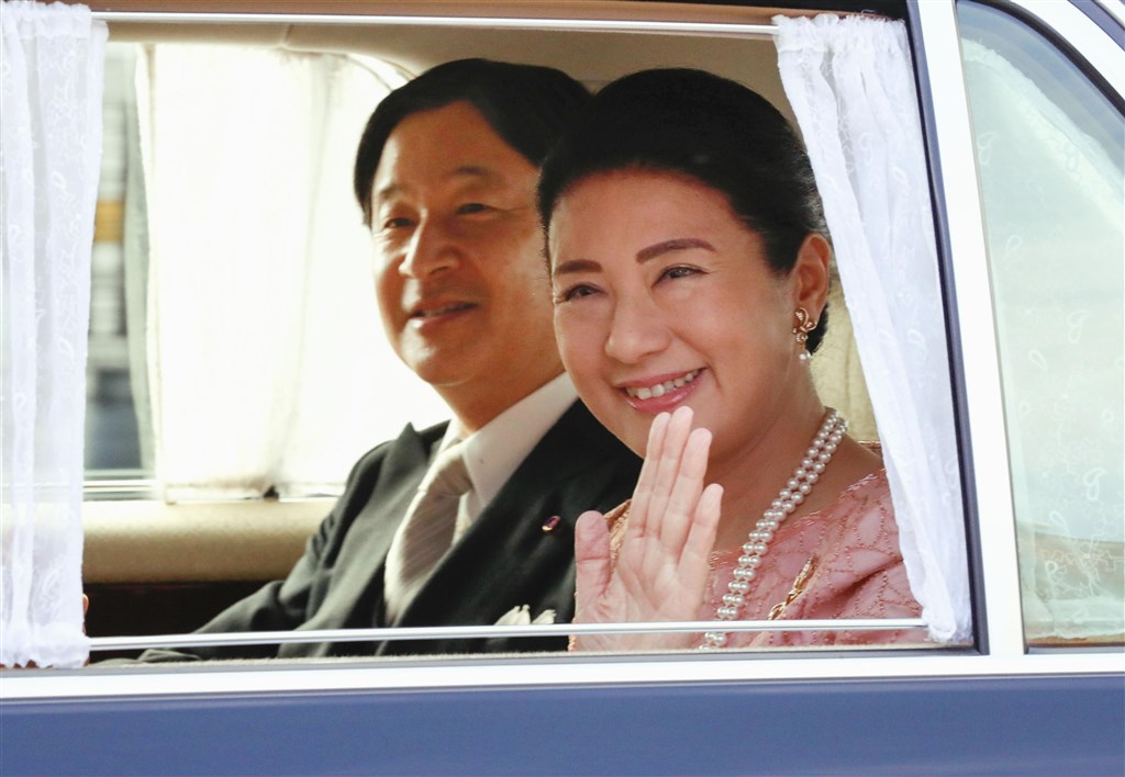 日皇德仁皇后雅子(右)9日迎接56歲生日,是雅子以皇后身分過的第一個生日。(共同社提供)