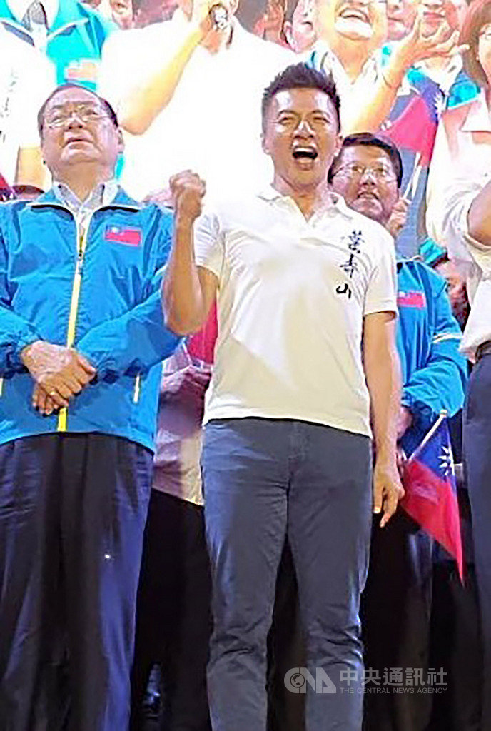 國民黨屏東縣立委參選人葉壽山(前右)自參選以來就主打屏東體育產業相關政見,他說,若當選將爭取建設屏東體育產業科技園區,引進各類體育周邊產業等。圖為108年12月1日葉壽山出席造勢活動。中央社記者郭芷瑄攝 108年12月9日
