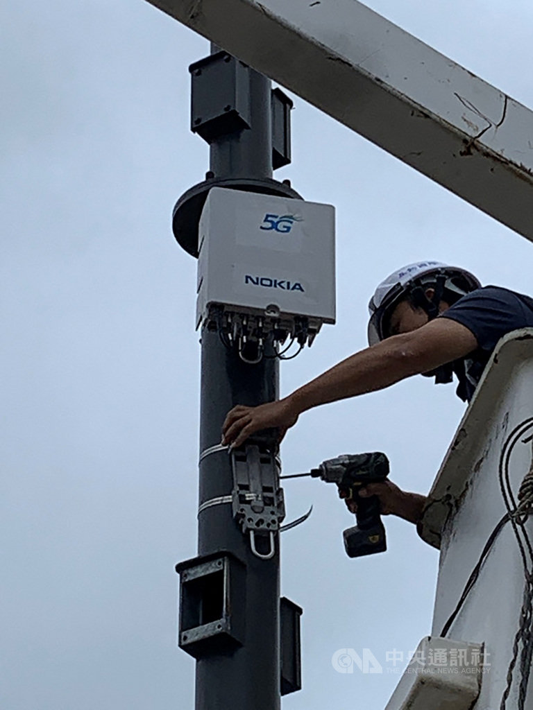 中華電信9日宣布,在新竹市南寮漁港完成國內首座戶外5G small cell(小型基地台)智慧路燈建置測試。(中華電提供)中央社記者江明晏傳真 108年12月9日