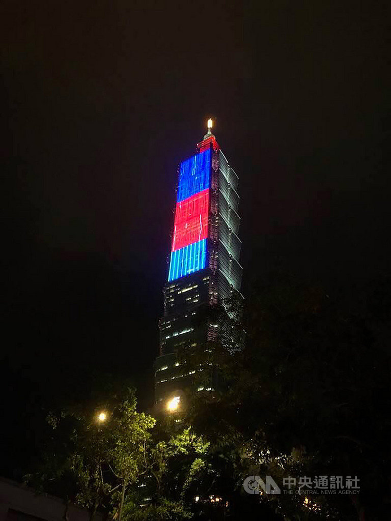 今年台北101跨年煙火將會延續前兩年的安排,由煙火搭配動畫演出。今年101將燈網全面升級,在9日晚上開始測試,出現不同色塊,由於機會難得,不少民眾駐足拍照。中央社記者吳柏緯攝 108年12月9日
