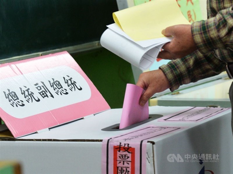 網路謠傳2020年總統大選偏綠人員當監票員將做票,中選會9日表示,這是惡意捏造、刻意散布不實訊息,將依法究責。(中央社檔案照片)