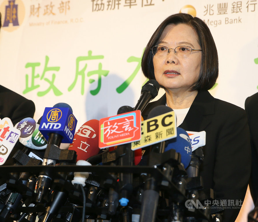 中央選舉委員會9日上午舉行第15任總統、副總統參選人號次抽籤,民進黨「英德配」抽中3號。總統蔡英文(圖)9日出席「公股事業推動團體協約及員工持股信託見證儀式」受訪表示,不論抽中哪個號碼,一樣是全力以赴。中央社記者謝佳璋攝 108年12月9日