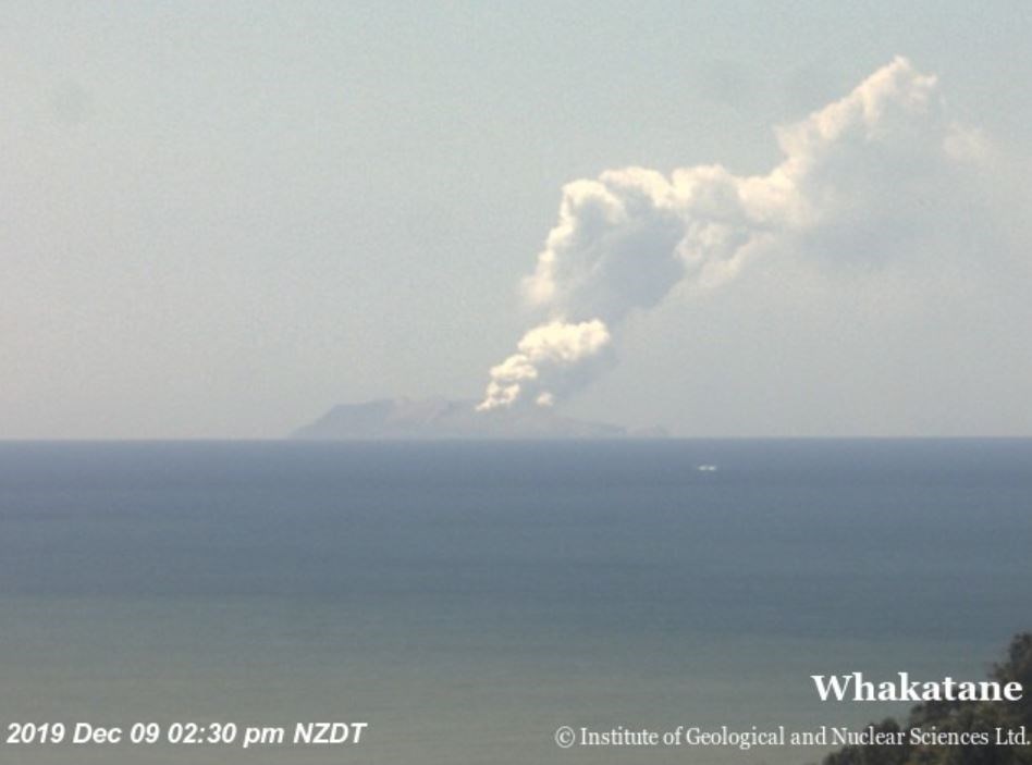 位於紐西蘭北島東方海面的熱門觀光景點白島火山9日爆發,火山灰直衝天際數千公尺。(圖取自twitter.com/geonet)