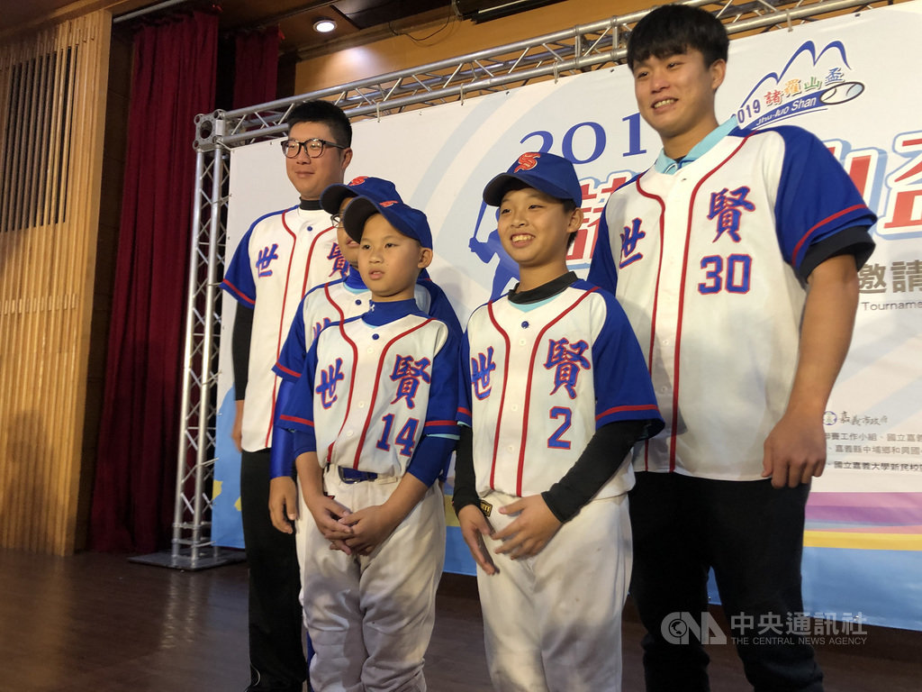 中職桃猿隊投手蘇俊璋(右)10日出席2019年諸羅山盃國際軟式少年棒球邀請賽記者會,談起總教練洪一中離隊,蘇俊璋表示,盡球員本分幫助球隊最重要。中央社記者謝靜雯攝 108年12月10日