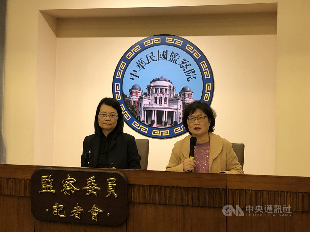 監委仉桂美(右)、王美玉10日召開記者會說明,沈大祥等4人於任職宜蘭查緝隊、台北查緝隊期間,涉嫌利用職務詐取財務罪及公務員登載不實罪,予以彈劾。中央社記者侯姿瑩攝 108年12月10日