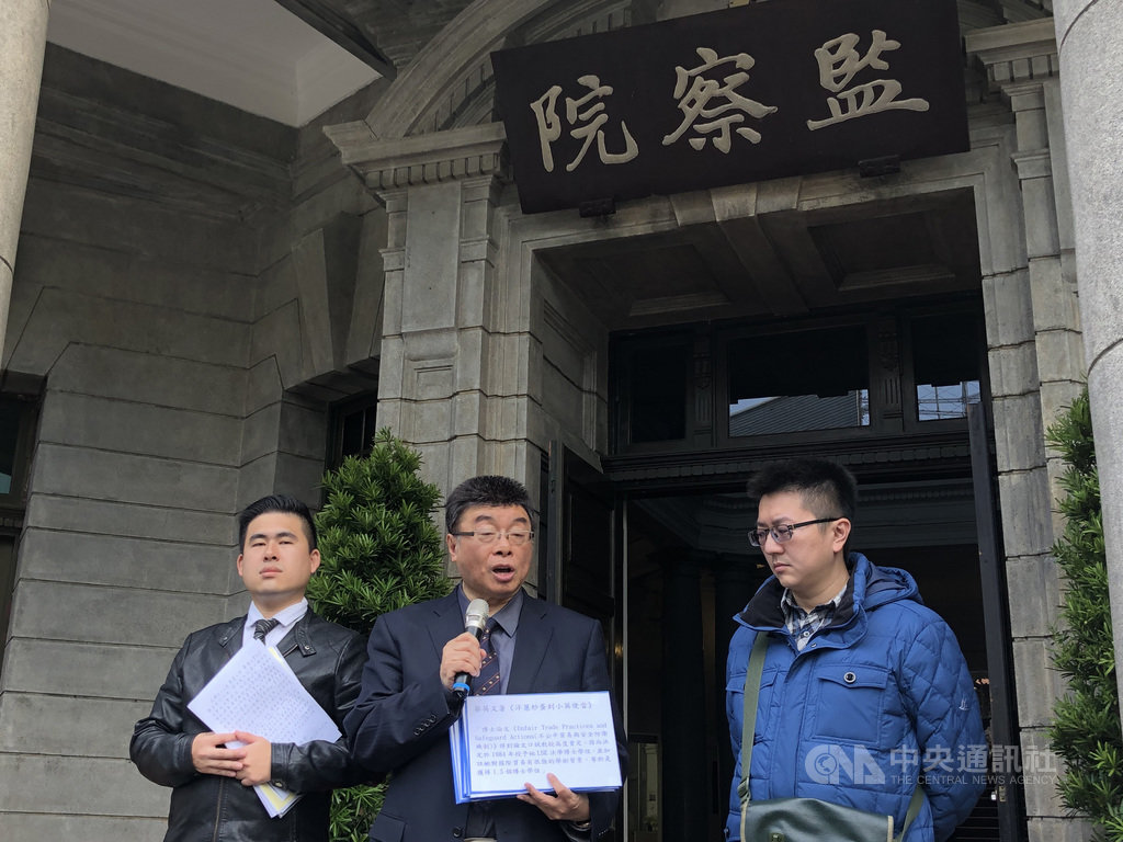 新黨不分區立委參選人邱毅(中)、王炳忠(左)10日到監察院陳情,質疑總統蔡英文在未獲得博士學位前,曾違規指導碩士論文,要求監委介入調查。中央社記者侯姿瑩攝 108年12月10日