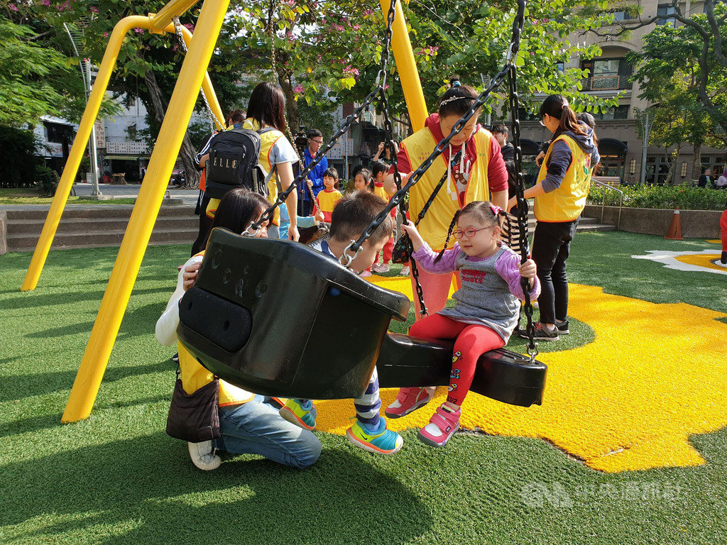 台灣有愈來愈多共融公園,但身心障礙聯盟發現,共融公園周邊仍缺無障礙設施,友善度不足,呼籲政府應該重視。中央社記者陳偉婷攝 108年12月10日