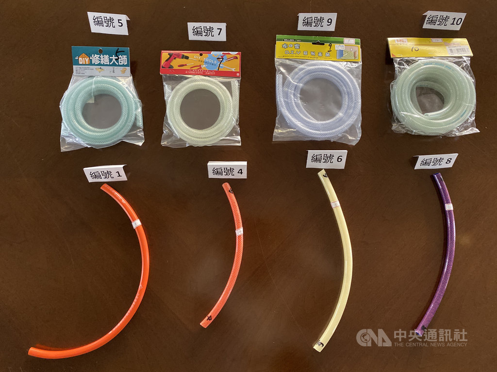 行政院消保處10日公布,7月1日起強制檢驗塑膠軟管的市售瓦斯管,9月首次查核10件,其中「耐正戊烷性」檢測有7件不合格,會易碎漏氣。圖中8件產品,編號1為「耐壓性」不合格。(行政院消保處提供)中央社記者楊淑閔傳真 108年12月10日