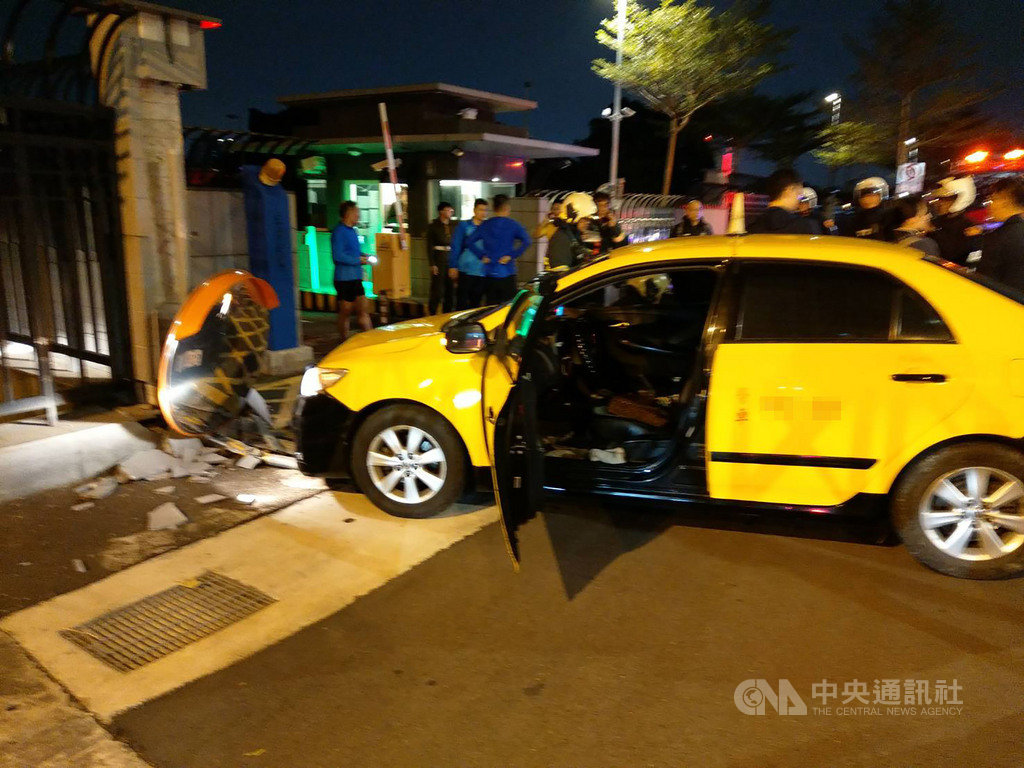 台北市中山區國防部門口10日發生一輛計程車自撞車禍,駕駛受困車內、無呼吸心跳,經現場民眾協助脫困,由警消協助送醫搶救,肇事原因待釐清。(民眾提供)中央社記者黃麗芸傳真 108年12月10日