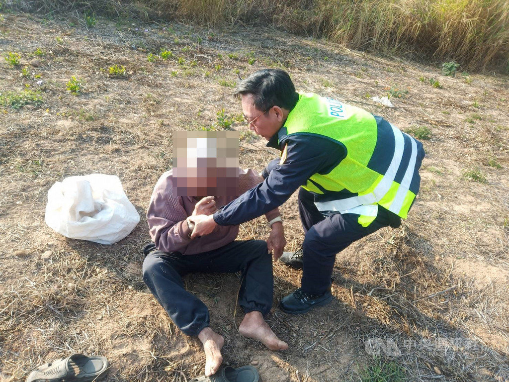 金門縣警察局金城分局10日獲報,一名重度失智老人一大早外出後未返回,在警員協助下順利尋獲老人家。警局呼籲可申請守護長者貼紙相關服務。(金門縣警察局提供)中央社記者黃慧敏傳真 108年12月10日