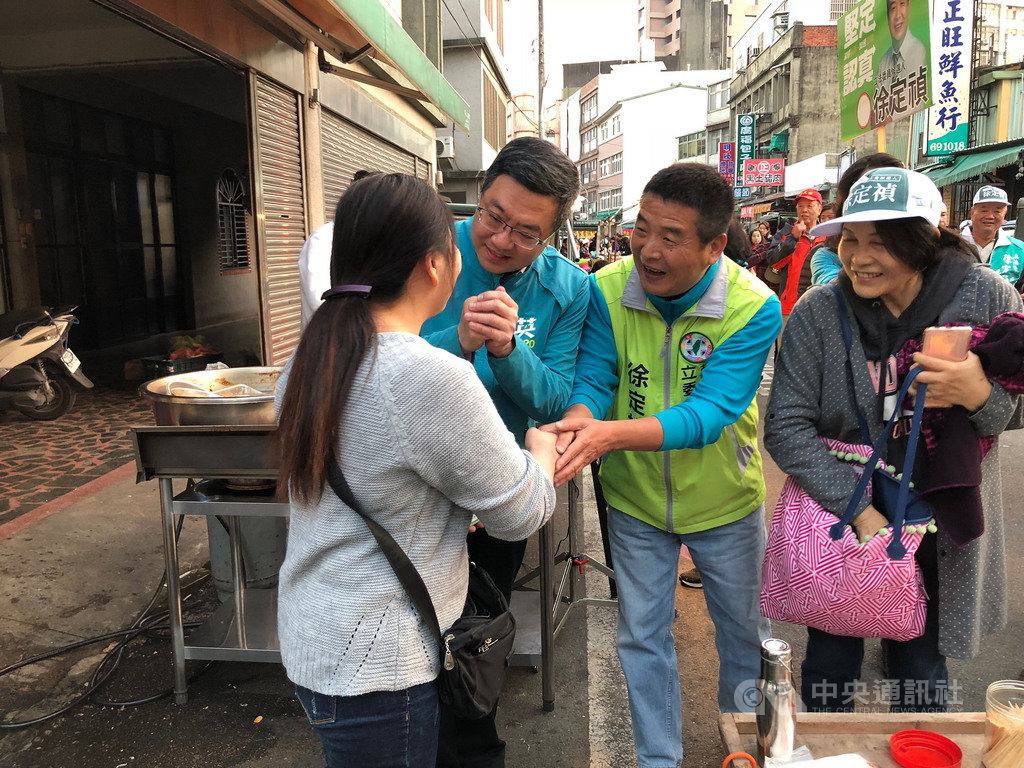 民進黨主席卓榮泰(右3)10日陪同苗栗縣立委參選人徐定禎(右2)前往頭份的市場掃街拜票,與不少在地鄉親拉近距離,同時為總統蔡英文和民進黨拉票。中央社記者管瑞平攝 108年12月10日