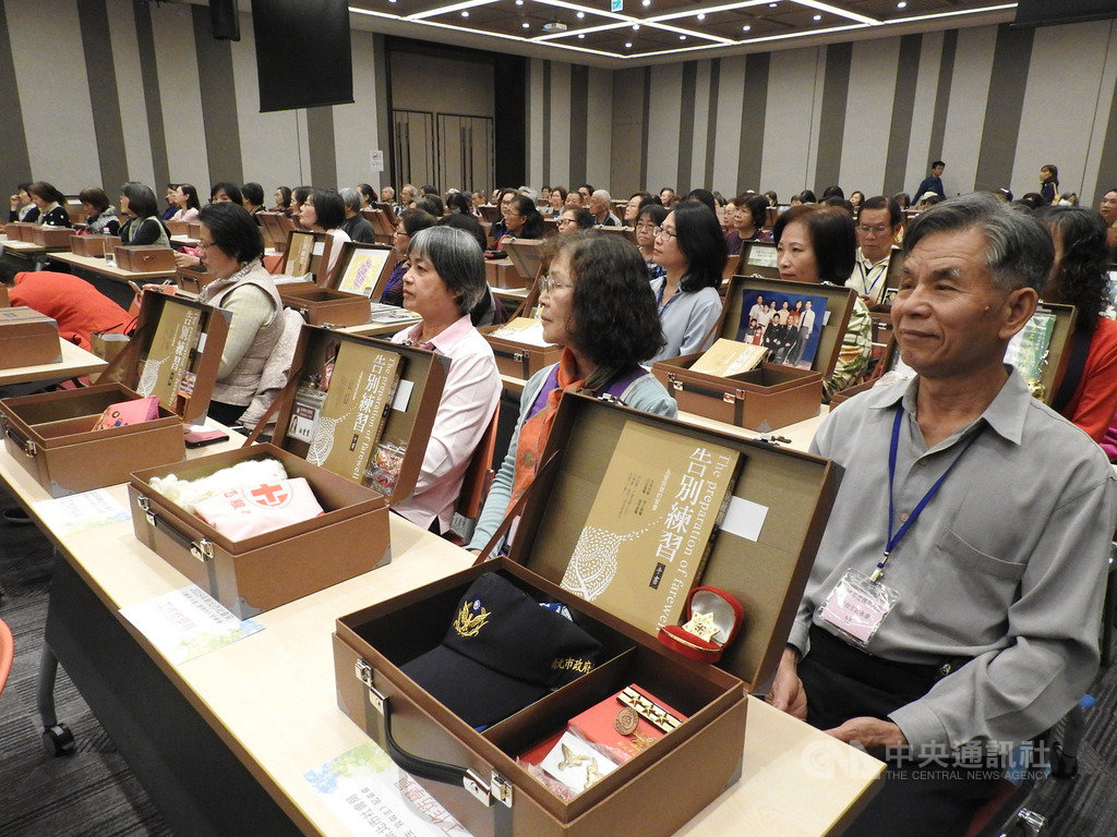 新北市政府社會局推動「晚年人生我做主」工作坊,倡議「遺愛不留遺憾」的觀念,10日的課程中,上百名長者陳列著各自「代代箱傳」的皮箱,在小皮箱中放進醫囑及遺囑,甚至自己珍愛的紀念品「寶貝」。中央社記者王鴻國攝 108年12月10日