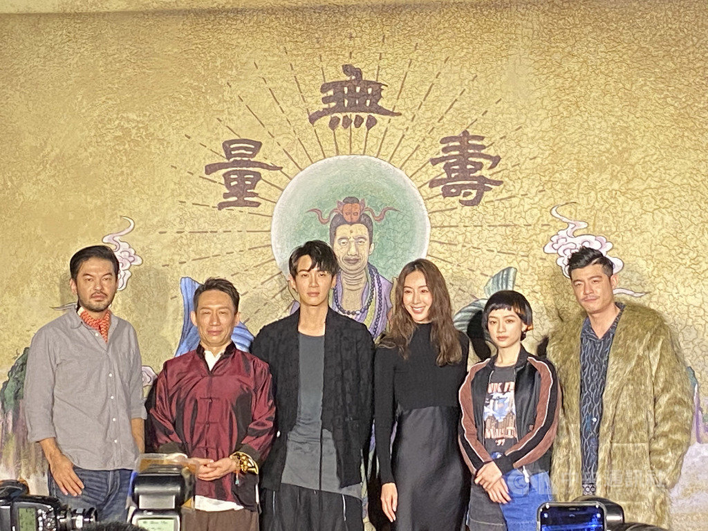 影集「乩身」預計耗資新台幣1.8億元,導演賴俊羽(左起)和演員郭子乾、柯震東、隋棠、姚愛寗、王柏傑等人10日出席開拍記者會,在戲中飾演三太子乩身的柯震東坦言,會接拍是因對劇本的喜愛。中央社記者陳秉弘攝 108年12月10日