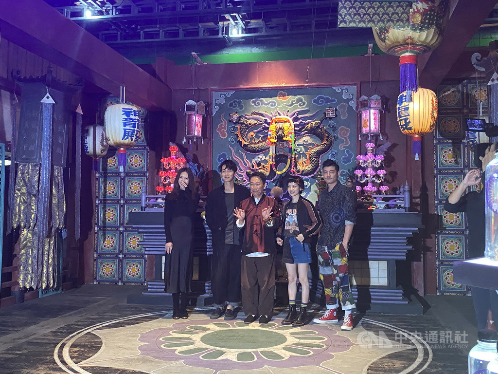 影集「乩身」主要拍攝背景為台灣傳統信仰的宮廟文化,演員在戲中的角色都有各自的挑戰。演員隋棠、柯震東、郭子乾、姚愛寗、王柏傑等人10日在中影文化城的片場出席開拍記者會。中央社記者陳秉弘攝 108年12月10日