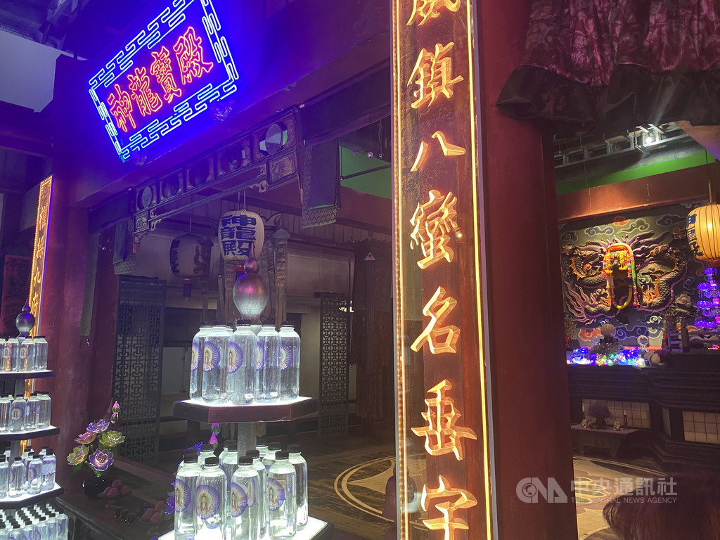 影集「乩身」改編自作家星子的同名奇幻小說作品,預計耗資新台幣1.8億元,製作成本相當高,劇組10日在中影文化城的片場舉行開拍記者會,公開戲中場景。中央社記者陳秉弘攝 108年12月10日